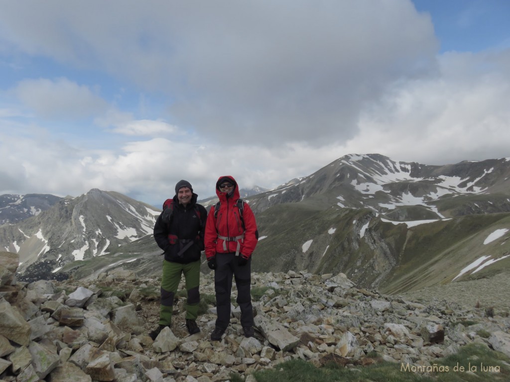 Joaquín y Pau en la cima del Pic de La Dona, 2.704 mts., detrás a la derecha el Bastiments